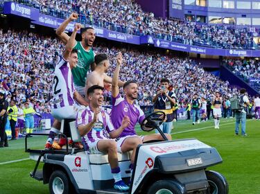 Los jugadores del Valladolid celebran con la afición el regreso a Primera División. 