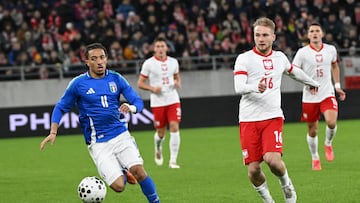 Szczecin (Poland), 14/11/2025.- Kacper Duda (R) of Poland and Luca Koleosho (L) of Italy in action during the UEFA European Under-21 Group E qualifier soccer match between Poland and Italy in Szczecin, Poland, 14 November 2025. (Italia, Polonia) EFE/EPA/Marcin Bielecki POLAND OUT