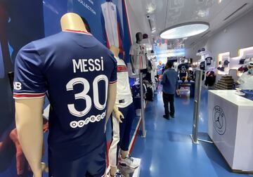 Numerosos aficionados del Paris Saint-Germain se han agolpado en la puerta de la tienda oficial del estadio para conseguir una camiseta del astro argentino.