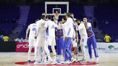 Los jugadores del Real Madrid hacen pi&ntilde;a en un momento delicado de la temporada, el domingo antes del partido frente al Baskonia, que concluy&oacute; con derrota blanca por 72-80.