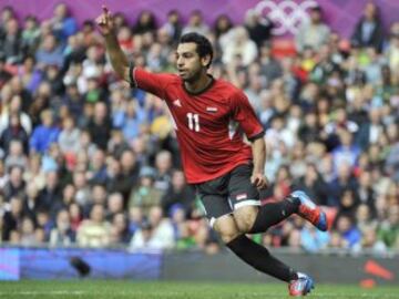 Mohamed Salah: El ídolo egipcio tuvo de cabeza a la defensa chilena en uno de los partidos de despedida de la Roja antes del Mundial de Brasil 2014 y que terminó con triunfo chileno por 3-2.