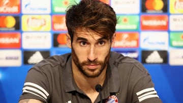 Javi Martínez durante una conferencia de prensa de la Champions League.