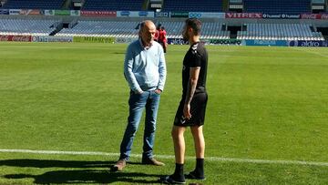 Santi Jara, jugador del Racing, charla con el m&eacute;dido del club.