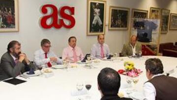 <b>TERTULIA. </b>Javier Fernández (Prensa RFEBM), Alejandro Elortegui, Juan de Dios, Matallanas, Ojeda, Mínguez, Jesús Guerrero (RFEBM), Alfredo Relaño, Mora y Gutiérrez.