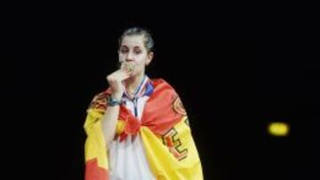 Carolina Marin besa su medalla de oro con la bandera española en la espalda.