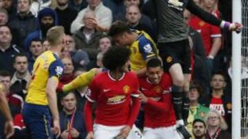 De Gea salta para despejar un bal&oacute;n en el &uacute;ltimo partido entre el United y el Arsenal.
 