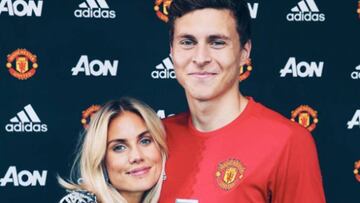 Victor Lindelof con su novia Maja Nilsson en su presentación con el Manchester United.