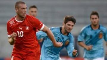 <b>LUCHA. </b>Planas se lleva el balón ante Kasami en una jugada del partido de ayer en Sion.