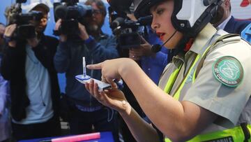 El Ministro del Interior, Andrés Chadwick, el Director Nacional de SENDA, Carlos Charme, y el General Director de Carabineros, Mario Rozas, junto a otras autoridades, presentan el nuevo dispositivo Drug Test, que permitirá a Carabineros realizar controles preventivos de droga en automovilistas.