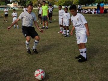 Butragueño con los niños de la Fundación del Real Madrid en La Habana