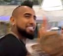 Arturo Vidal llega a Río y se encuentra con un programa argentino en vivo: “Que se compre una tele...”