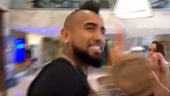 Arturo Vidal llega a Río y se encuentra con un programa argentino en vivo: “Que se compre una tele...”
