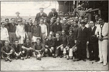 Fue la primera goleada oficial de la Selección. Curiosamente no se produjo en un Mundial, ni en una Eurocopa si no en unos Juegos Olímpicos, los de Amsterdam 1928. El rival fue México y a pesar de que el equipo español no llegaba con garantías para afrontar la competición, les endosó a los mexicanos un incontestable 7-1. Con Yermo, con un hat-trick, y un doblete de Regueiro protagonistas de esta primera paliza. En la siguiente ronda Italia, en el partido de desempate nos endosó también un 7-1, pero eso es otra historia. 

