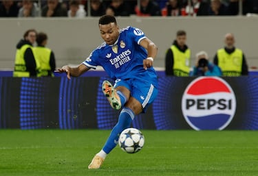 1-3. Balón largo a la espalda de la defensa del Olympiacos que encuentra a Kylian Mbappé y en  
el mano mano con Kostas Tzolakis anota el tercero.