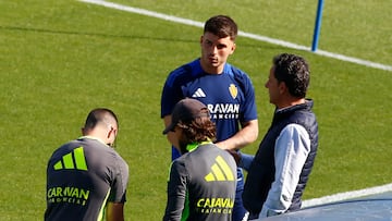 Lluís López, junto al doctor Ireneo de los Mártires, en la sesión de entrenamiento de esta tarde en La Romareda.
