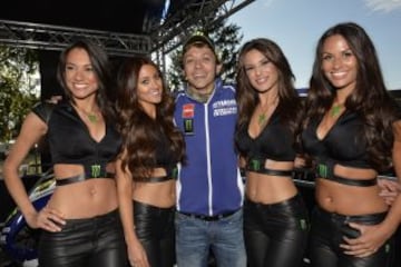 Las chicas de Monster estuvieron acompañando a los pilotos de motociclismo durante el pasado Gran Premio de Francia. Valentino Rossi.