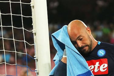 Pepe Reina salutes San Paolo in tears amid PSG interest