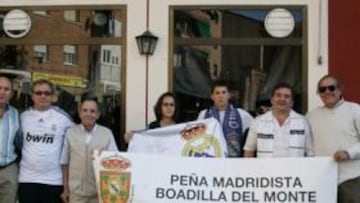 <b>BLANCOS IRREDUCTIBLES. </b>Juan, Miguel Ángel, Emilio, María, Carlos, Pepe y José confían en las posibilidades de su vecino Juan Carlos.