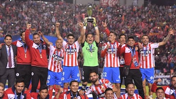 Carlos Felipe Rodríguez levanta el título del Apertura 2018 con el Atlético de San Luis.