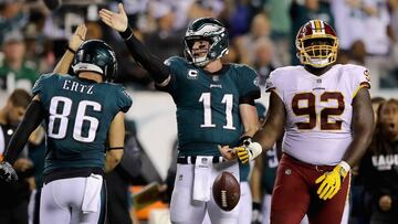 PHILADELPHIA, PA - OCTOBER 23: Quarterback Carson Wentz #11 of the Philadelphia Eagles celebrates a first down against the Washington Redskins during the third quarter of the game at Lincoln Financial Field on October 23, 2017 in Philadelphia, Pennsylvania.   Elsa/Getty Images/AFP
 == FOR NEWSPAPERS, INTERNET, TELCOS &amp; TELEVISION USE ONLY ==