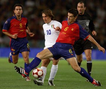En el Europeo sub 21 del año 2000 Pirlo fue el mejor jugador y llevó a su selección al título. En la imagen un amistoso contra la selección española de la categoría con Albelda y Xavi Hernández