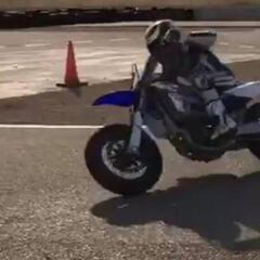 Lorenzo entrena en territorio de Márquez con una Supermotard