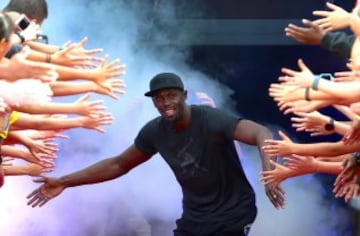 Usain Bolt saluda a los aficionados antes de las pruebas de las series Nitro Athletics en el estadio Lakeside en Melbourne, Australia.