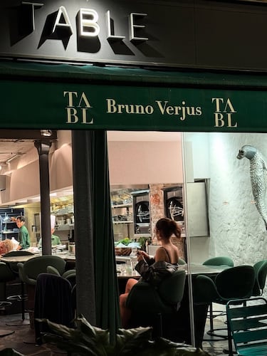 El restaurante Table de Bruno Verjus en París es una de las propuestas gastronómicas más aclamadas y singulares del mundo. Se le conoce por su devoción absoluta al producto y un estilo que el chef describe como "cocina esencial" y "microestacional". El sello distintivo de Table es que la cocina gira en torno a lo que Bruno Verjus consigue ese día de sus productores artesanales. Su enfoque es totalmente opuesto a la planificación rígida. 

