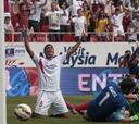 Bacca, 17 goles ya, y Banega lideran a un Sevilla demoledor
