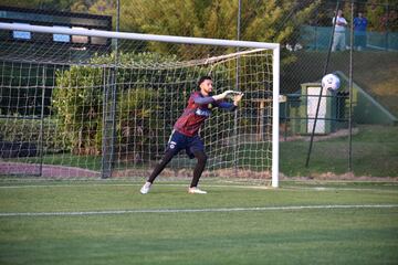 El primer jugador en unirse a la concentración fue el mediocampista James Rodríguez, quien desde el jueves viene trabajando en Brasil junto al preparador físico Carlos Velasco. Mientras que Camilo Vargas, llegó en la mañana del sábado.