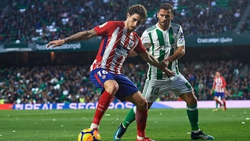 SEVILLE, SPAIN - DECEMBER 10: Sime Vrsaljko of Club Atletico de Madrid (L) competes for the ball with Riza Durmisi of Real Betis Balompie (R) during the La Liga match between Real Betis and Atletico Madrid at Estadio Benito Villamarin on December 10, 2017 in Seville, . (Photo by Aitor Alcalde/Getty Images)
