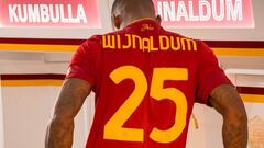 Wijnaldum con su nueva camiseta