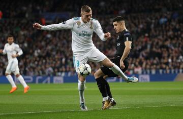 Toni Kroos con Yuri Berchiche.