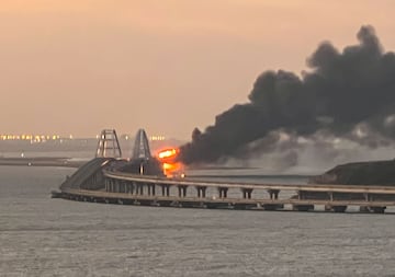 El Puente de Crimea es el más largo de Europa y uno de los más estratégicos del continente. La NAK, Comité Nacional Antiterrorista de Rusia, ha informado de una explosión de un camión la cual ha provocado el incendio de varios tanques.