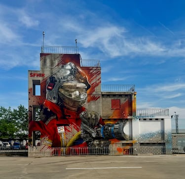 
En Alcalá de Henares, el bombero emerge entre rojos intensos, negros profundos y brillos cálidos. Un homenaje enérgico y realista que enciende la pared como sirena visual.