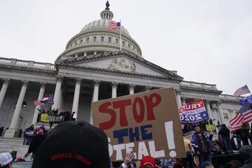 Los manifestantes pro-Trump irrumpieron en el Capitolio tras derribar 4 capas de vallas de seguridad, mostrando su inconformidad con los resultados de las elecciones presidenciales del 2020, mismas en las que el demócrata, Joe Biden, le quitó la reelección a Donald Trump, resultando el 46º Presidente electo de los Estados Unidos. 