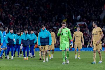 Los jugadores del Barcelona abatidos tras caer eliminados por el Manchester United.