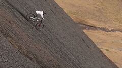 El joven piloto de MTB Sacha Brizin bajando con su bici por una de las laderas m&aacute;s empinadas de Andorra. 