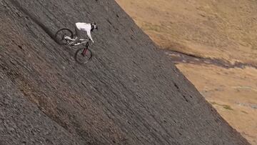 El joven piloto de MTB Sacha Brizin bajando con su bici por una de las laderas más empinadas de Andorra.