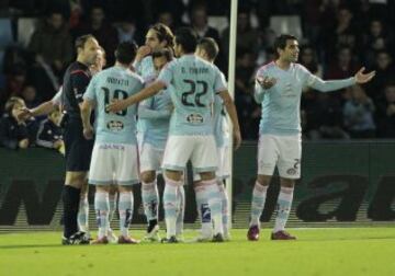 0-1. Los jugadores del Celta protestan al colegiado Mateu Lahoz el penalti señalado.