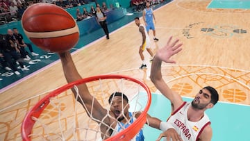 Aldama salta con Antetokounmpo en un instante del Grecia-España del pasado martes.
