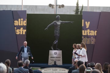 Estadi Johan Cruyff, Sant Joan Despí, Ciudad Deportiva del FC Barcelona. En la imagen, Jordi Cruyff, hijo de Johann, da un discurso el día de la inauguración de la estatua en honor a su padre.