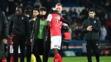 Reims' Belgian head coach William Still (C) celebrates after winning the French L1 football match between Paris Saint-Germain (PSG) and Stade de Reims at the Parc des Princes stadium in Paris on January 29, 2023. (Photo by Anne-Christine POUJOULAT / AFP)
