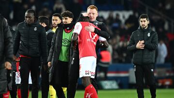 Reims' Belgian head coach William Still (C) celebrates after winning  the French L1 football match between Paris Saint-Germain (PSG) and Stade de Reims at the Parc des Princes stadium in Paris on January 29, 2023. (Photo by Anne-Christine POUJOULAT / AFP)