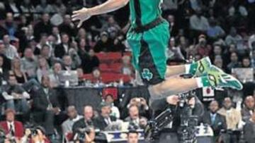 <b>POR ENCIMA DE UNA MESA. </b>Gerald Green, de Boston Celtics, vuela en el mate con el que conquistó el concurso de mates tras imponerse en la final a Nate Robinson.