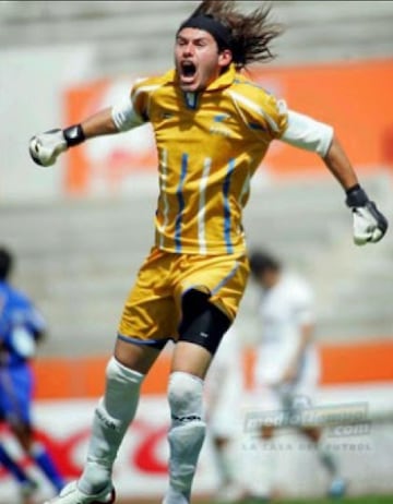 Fue titular en Lobos BUAP, elenco de la segunda categoría, durante el 2008. Tras ese préstamo, regresó para jugar en Everton. 