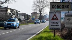 La Polic&iacute;a de Italia controla la salida del municipio de Codogno, uno de los pueblos aislados por el brote de coronavirus que ya ha dejado cuatro muertos en Italia.