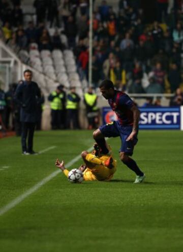 Dani Alves y Stathis Aloneftis