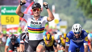 Frauenfeld (Switzerland), 10/06/2018.- Slovakian rider Peter Sagan (L) of the Bora&ntilde;Hansgrohe team celebrates after winning the second stage of the 82nd Tour de Suisse UCI ProTour cycling race, a 155km round course in Frauenfeld, Switzerland, 10 June 2018. (Ciclismo, Suiza, Eslovaquia) EFE/EPA/GIAN EHRENZELLER