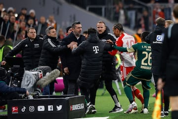 El Bayern Munich volvió a ganar en la  Bundesliga ante el Unión Berlín gracias a un gol de Raphael Guerreiro. Pero la imagene del partido la protagonizaron Nenad Bjelica y Leroy Sané. Cuando el conómetro marcaba 74 minutos, el entrenador del Union Berlin Nenad Bjelica, no le quiso alcanzar el balón a Leroy Sané para que este sacara rápido de banda. Este gesto molestó mucho al jugador del Bayern que propinó algunos improperios Nenad. Tras ello el entrenador le dio un manotazo al '10' del Bayern. Tuvieron que intervenir asistentes de ambos conjuntos para frenarlos.